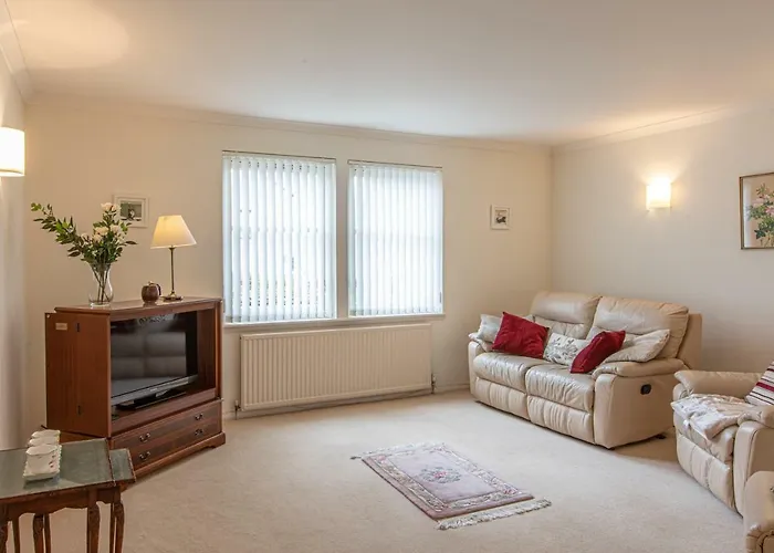 Cults Court Apartment